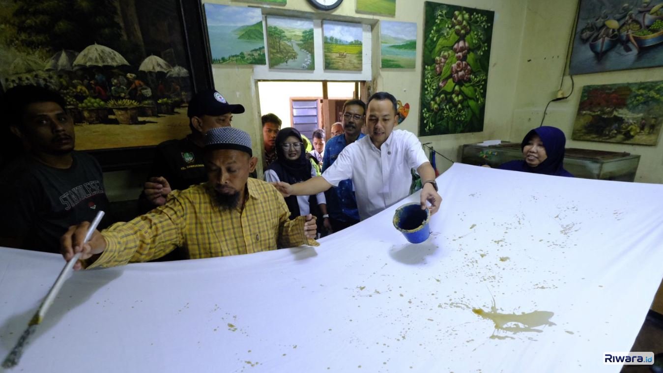 Wali Kota Solo Respati Ardi membantu proses pembuatan batik ciprat